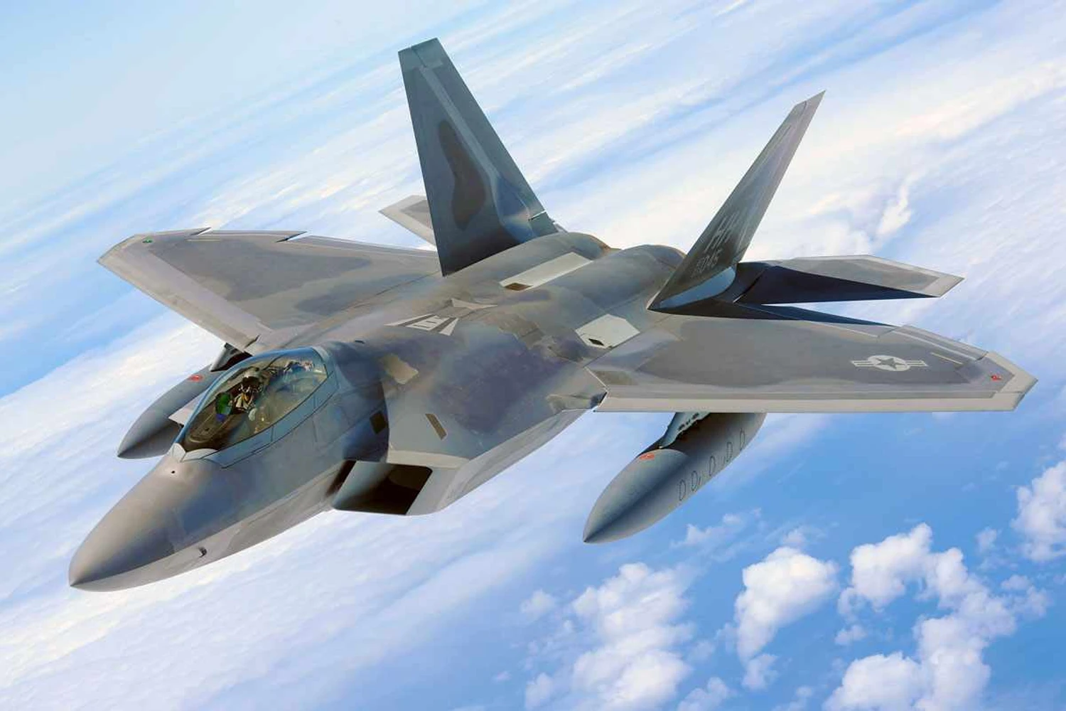 Caça F-22 Raptor abate objeto cilíndrico que sobrevoava o Alasca