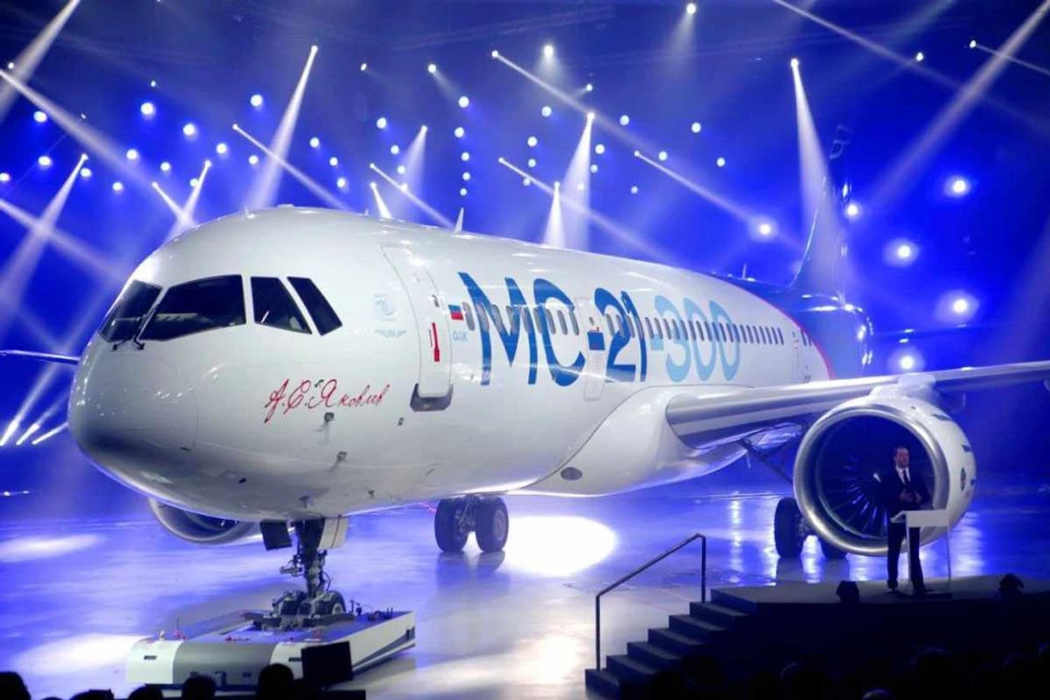 Rússia apresenta avião comercial para brigar com Airbus e Boeing