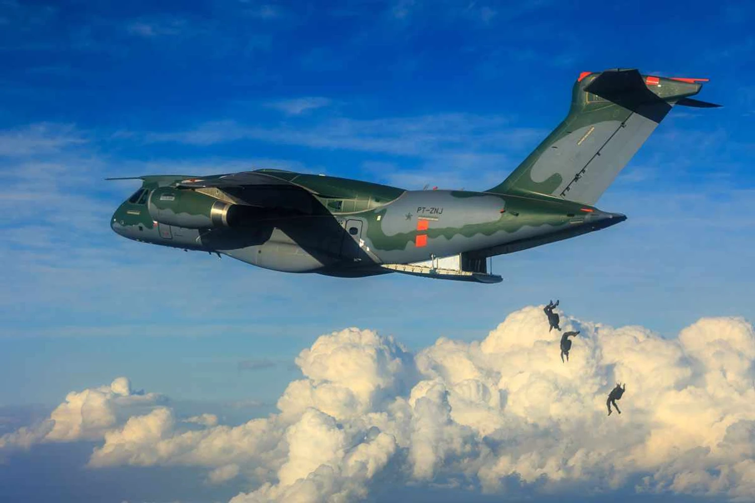 KC-390 realiza primeiro lançamento de paraquedistas
