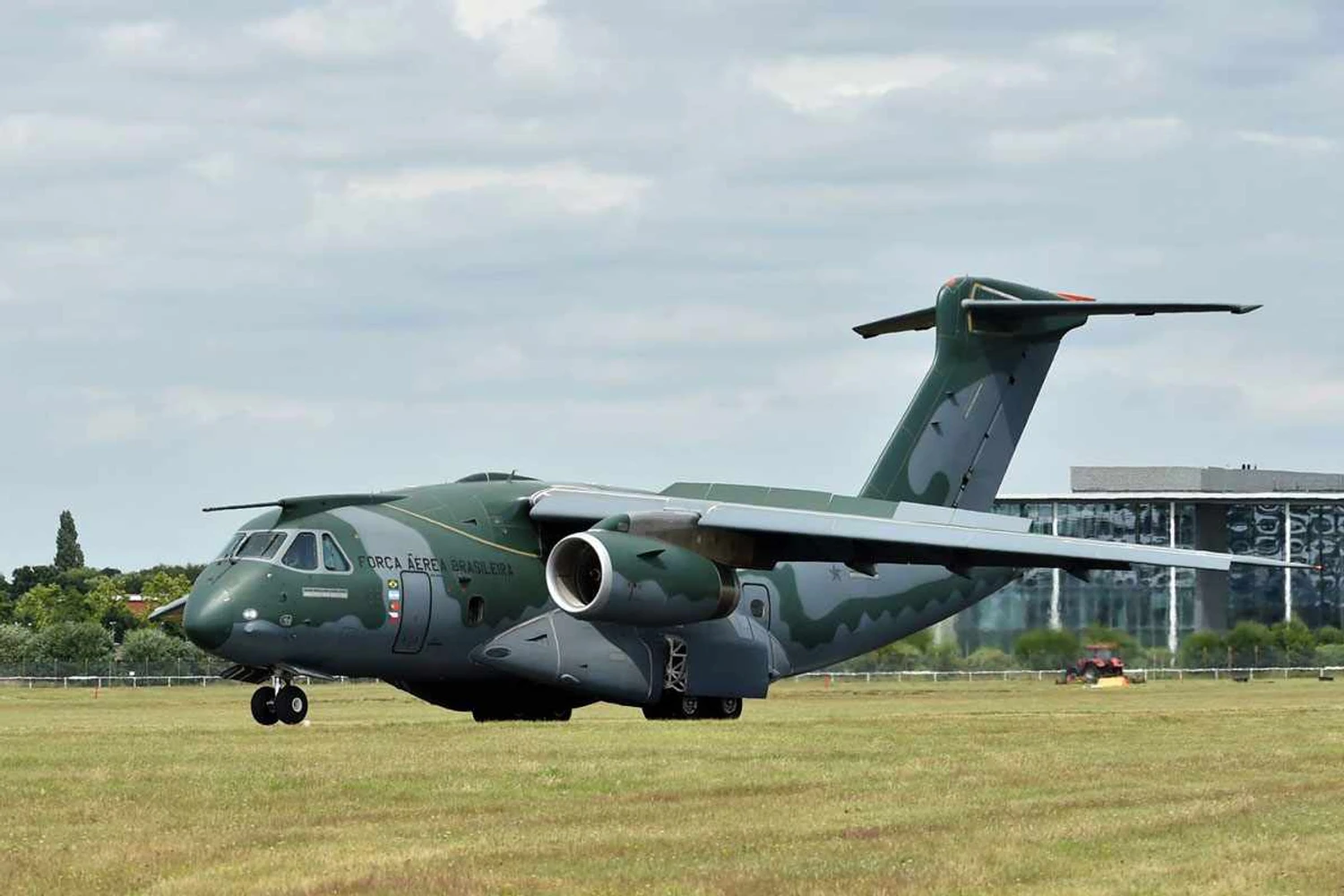 Temer "anuncia" venda de seis KC-390 para Portugal