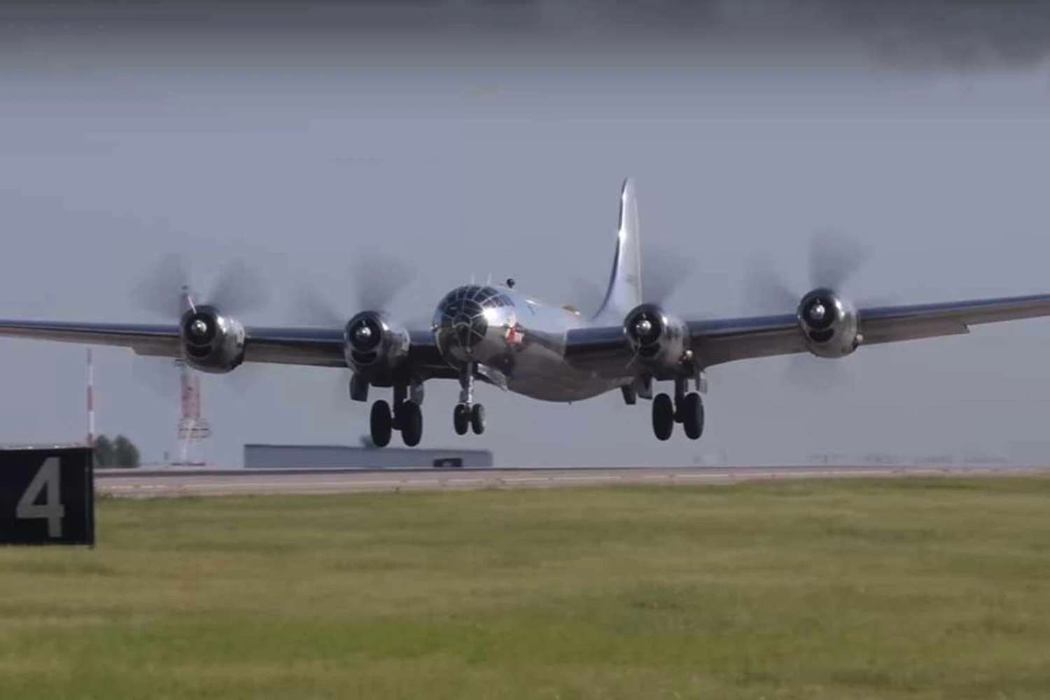 Após 60 anos, antigo B-29 “Doc” volta a voar