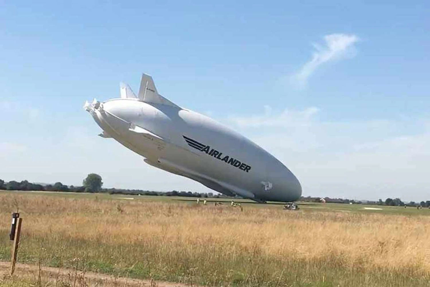 Dirigível gigante sofre acidente no Reino Unido