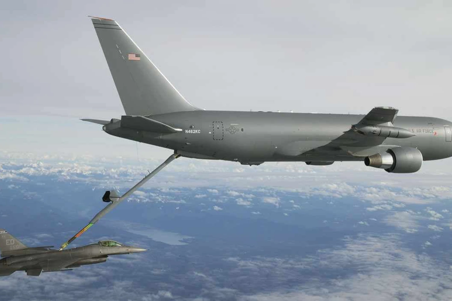 O caça F-16 é uma das aeronaves que já testou o acoplamento com o Pegasus (USAF)