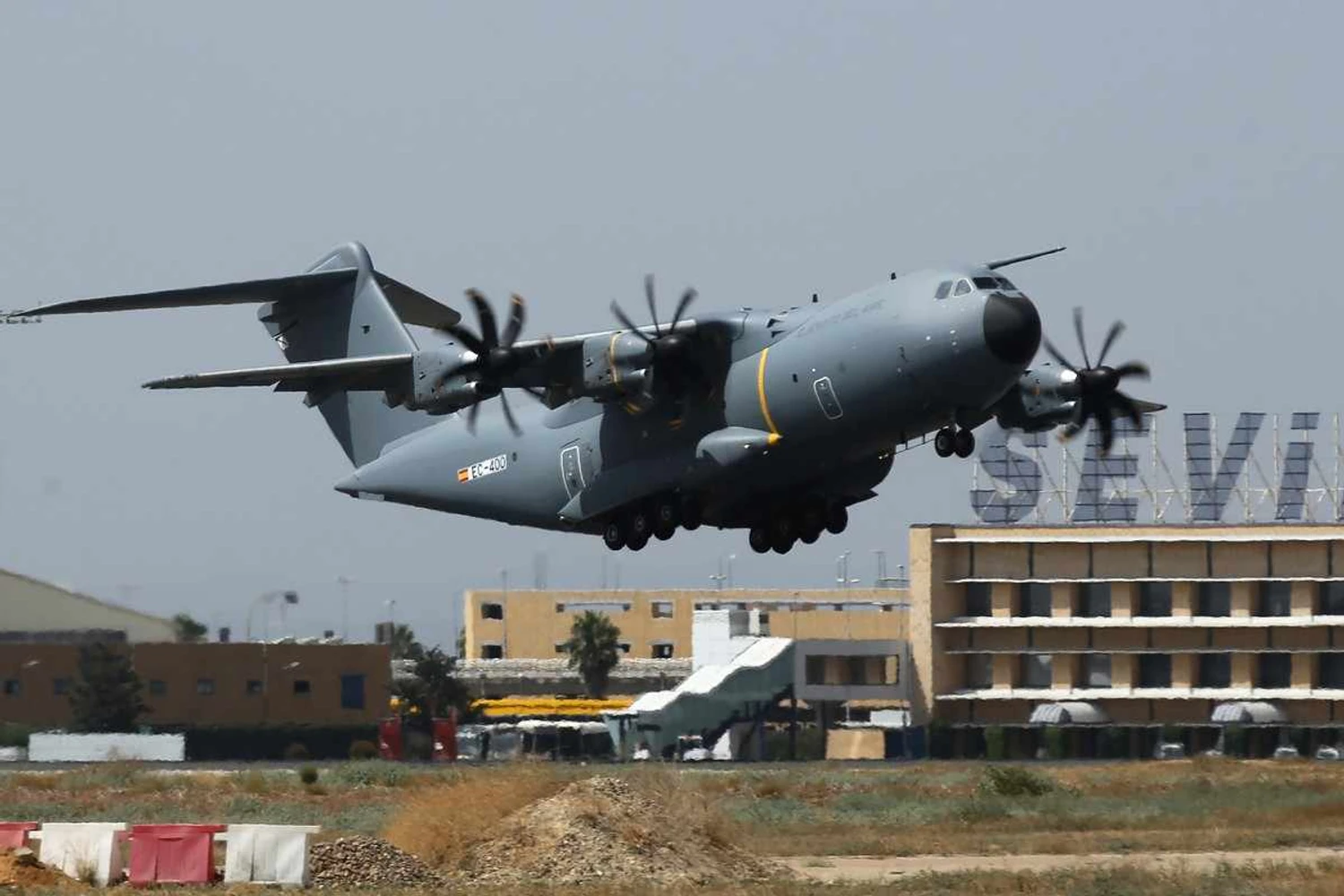 Airbus A400M realiza primeiro voo sobre a Espanha