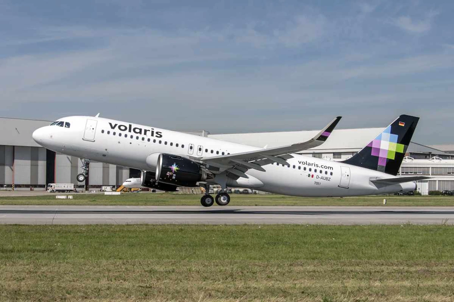 Piloto é demitida por filmar avião quase pousando em cima de outro
