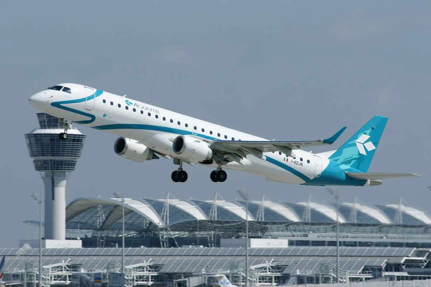 Austrian Airlines começa a transferir seus Embraer E195 para a Air Dolomiti
