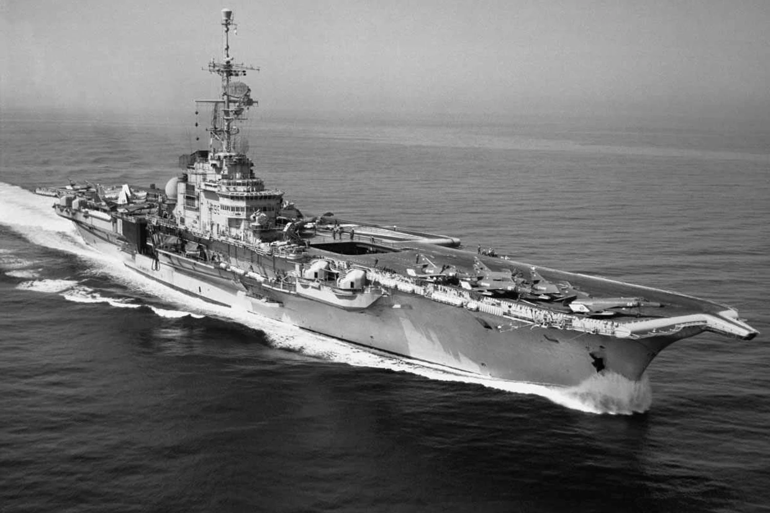 NAe São Paulo quando ainda era o "FS Foch", navegando com a marinha da França (Domínio Público)