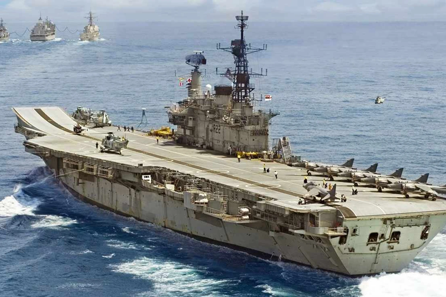 Porta-aviões indiano INS Viraat chega a Alang para ser sucateado