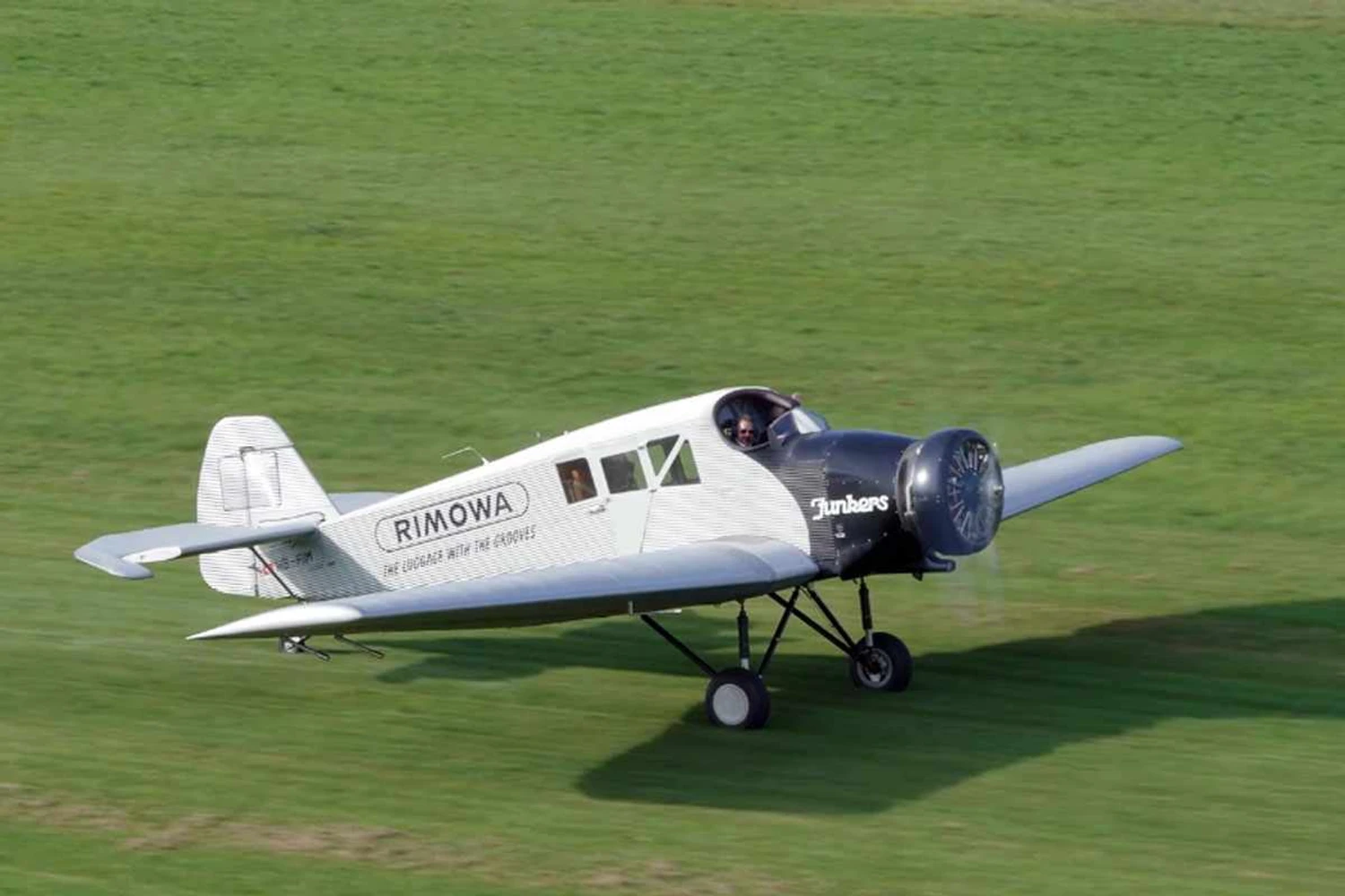 Réplica do clássico Junkers F13 decola na Suíça
