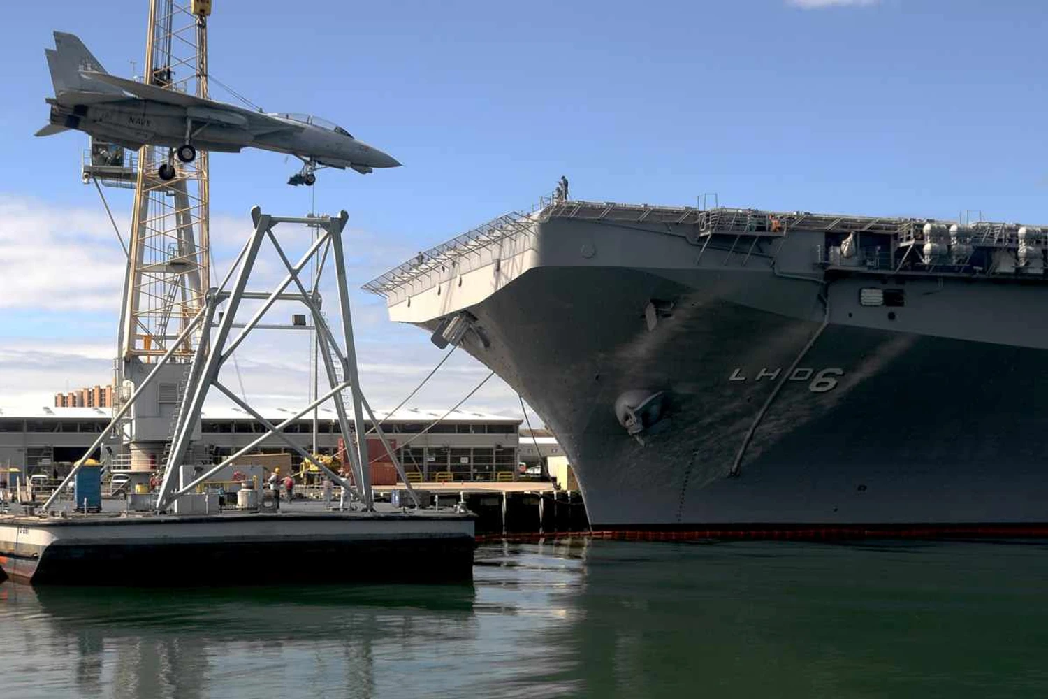 Exemplar do F-14 é embarcado em navio museu: peças vitais retiradas para evitar contrabando para o Irã