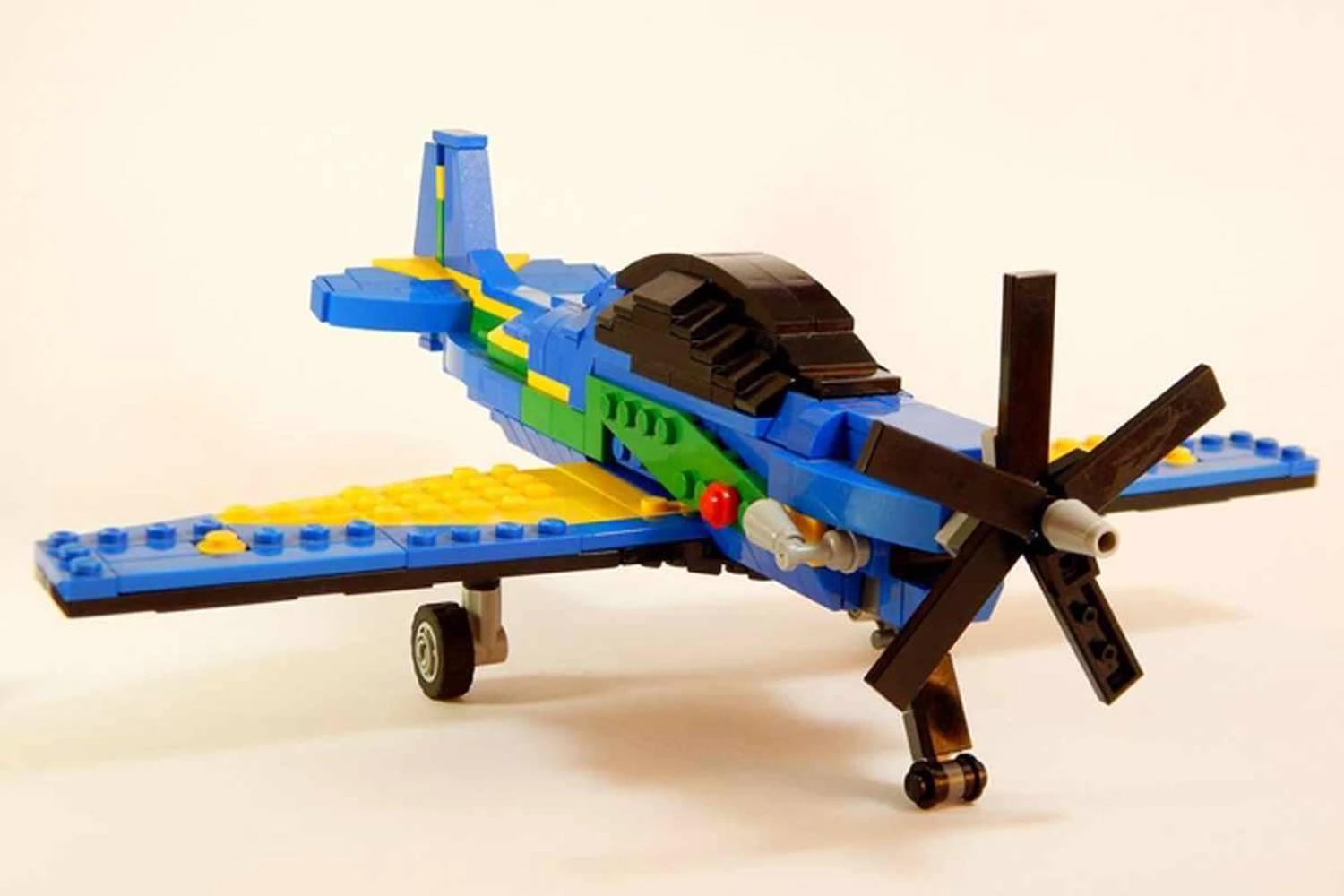 Avião da Esquadrilha da Fumaça compete em concurso da Lego