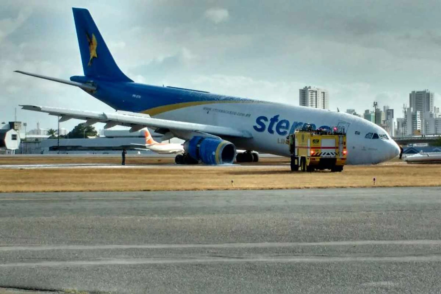 Avião de carga faz pouso forçado no Recife