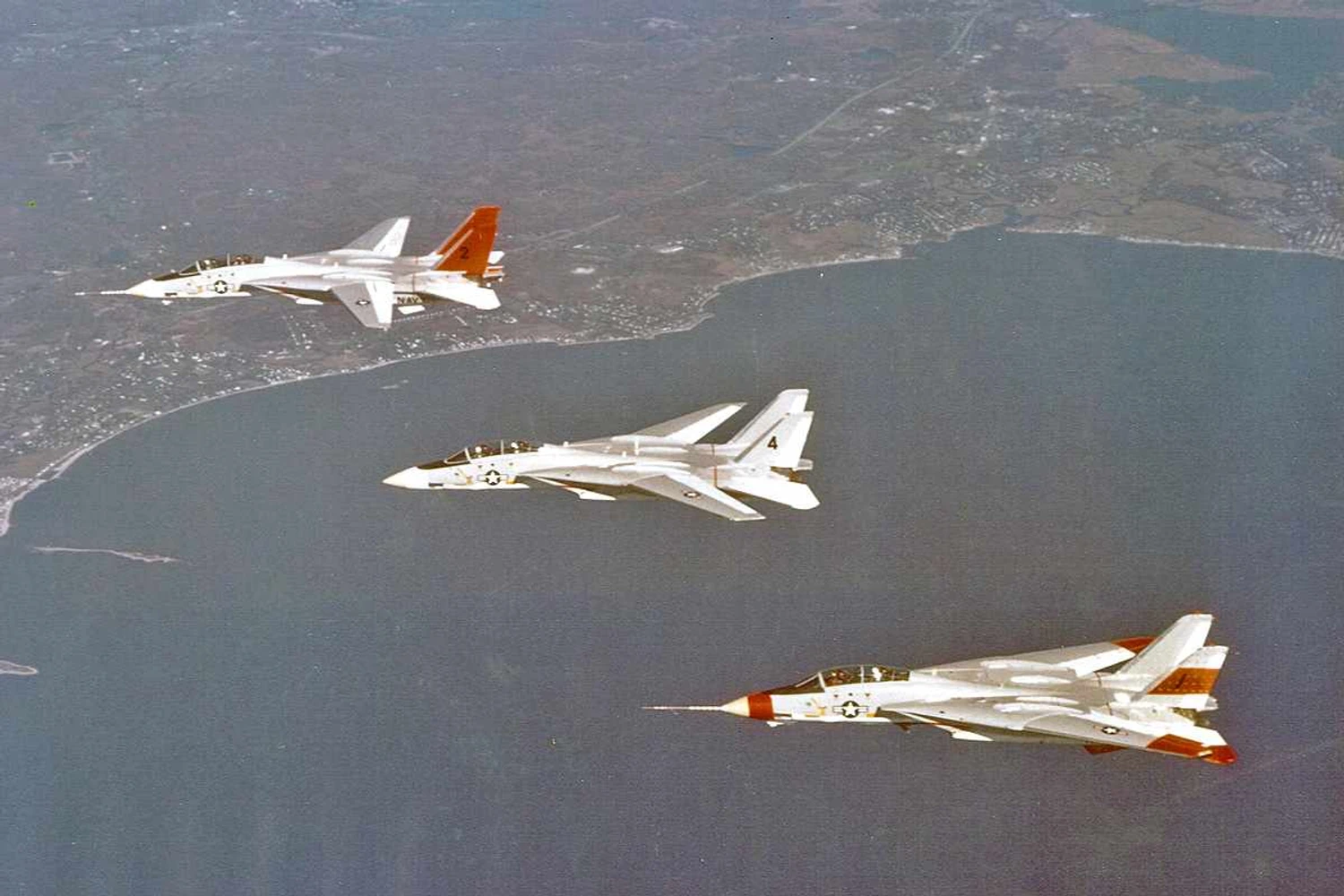 Os protótipos do F-14 em voo: acidente logo no início