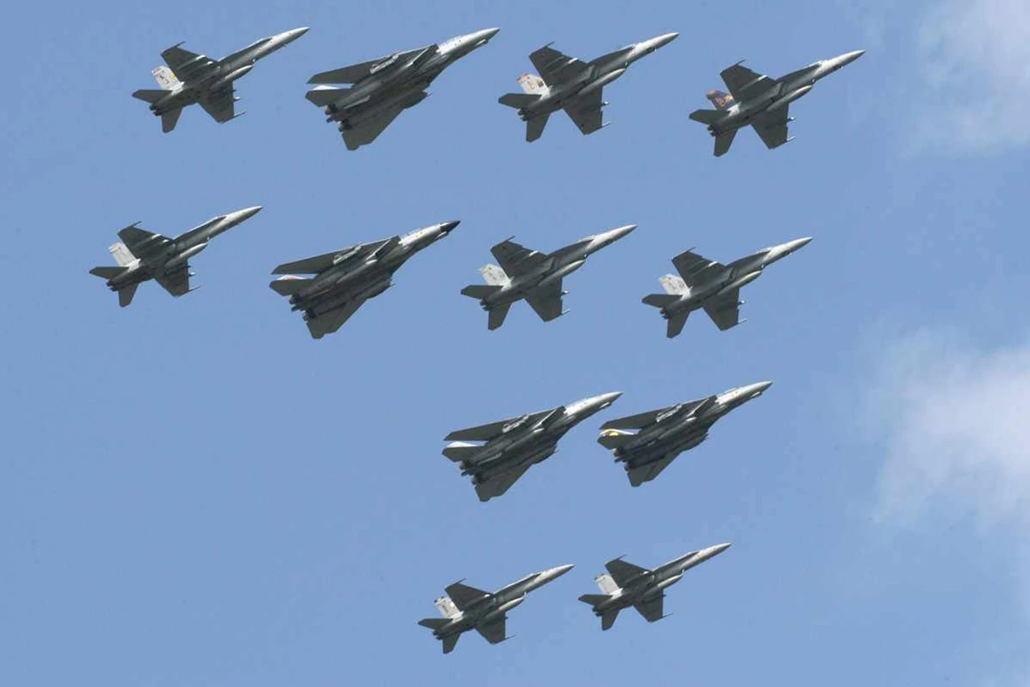 Revoada de caças F-14 e F-18 semanas antes da aposentadoria do Tomcat