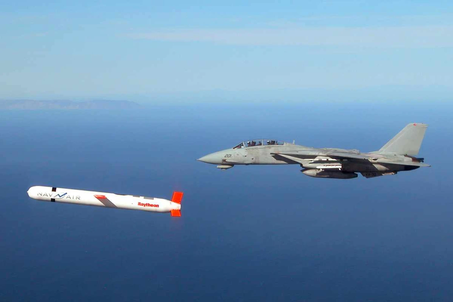 Um F-14 adaptado para ataque e o míssil Tomahawk: nova função