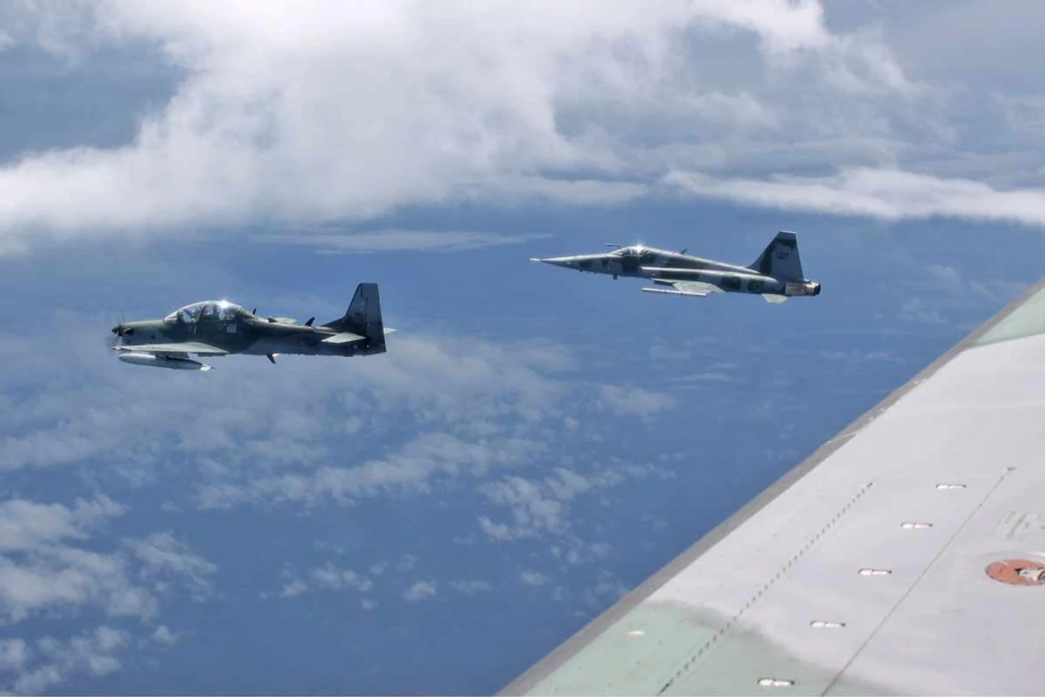 Em treinamento da FAB, caça F-5 enfrenta Super Tucano