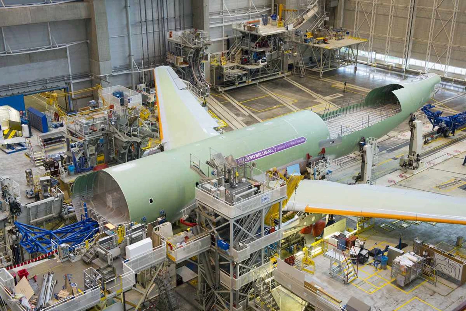 Novo cargueiro Airbus Beluga XL começa a tomar forma