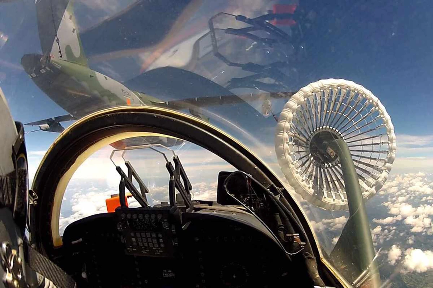 KC-390 completa primeiro “reabastecimento seco” com caça F-5