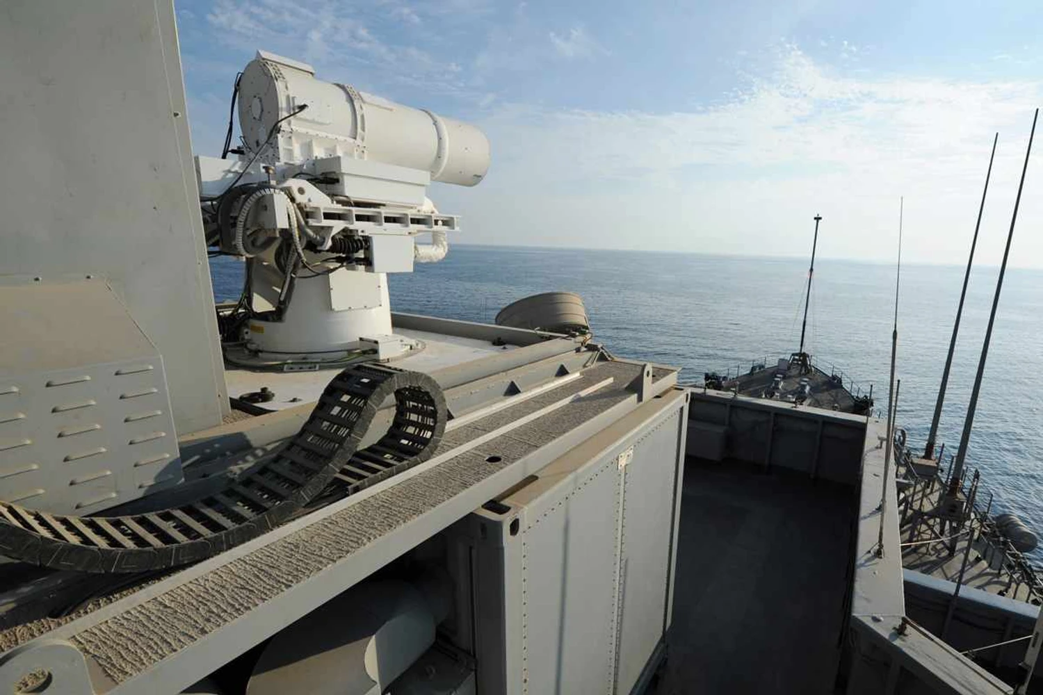 O canhão laser exigirá que navios tenham mais capacidade de gerar energia elétrica (US Navy)