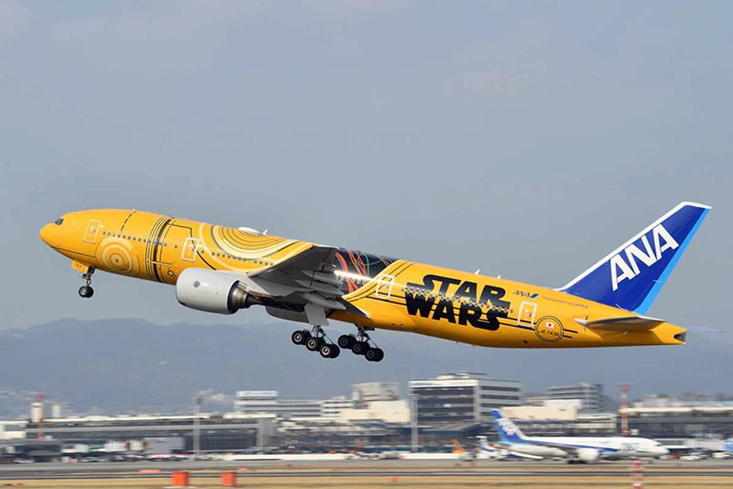 ANA apresenta jato com nova pintura do Star Wars