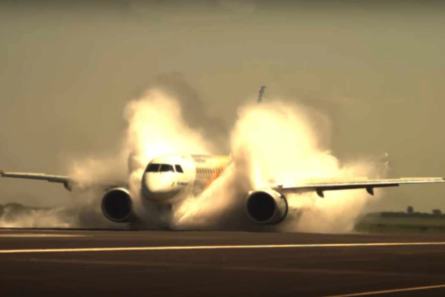 Embraer testa E190-E2 em pista molhada