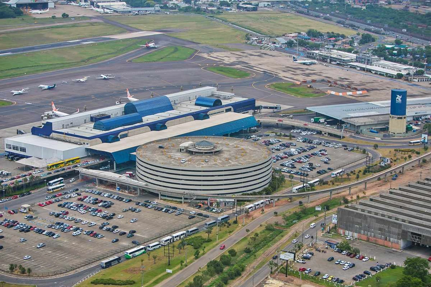 Salgado Filho, em Porto Alegre: terminal antigo (no alto) reativado em 2010 (GF)