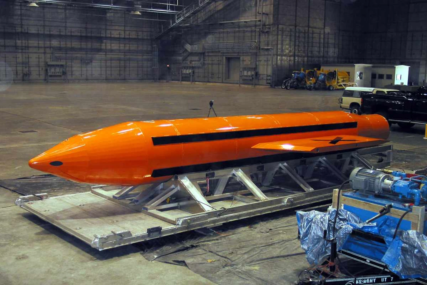EUA lançam bomba mais potente de seu arsenal no Afeganistão