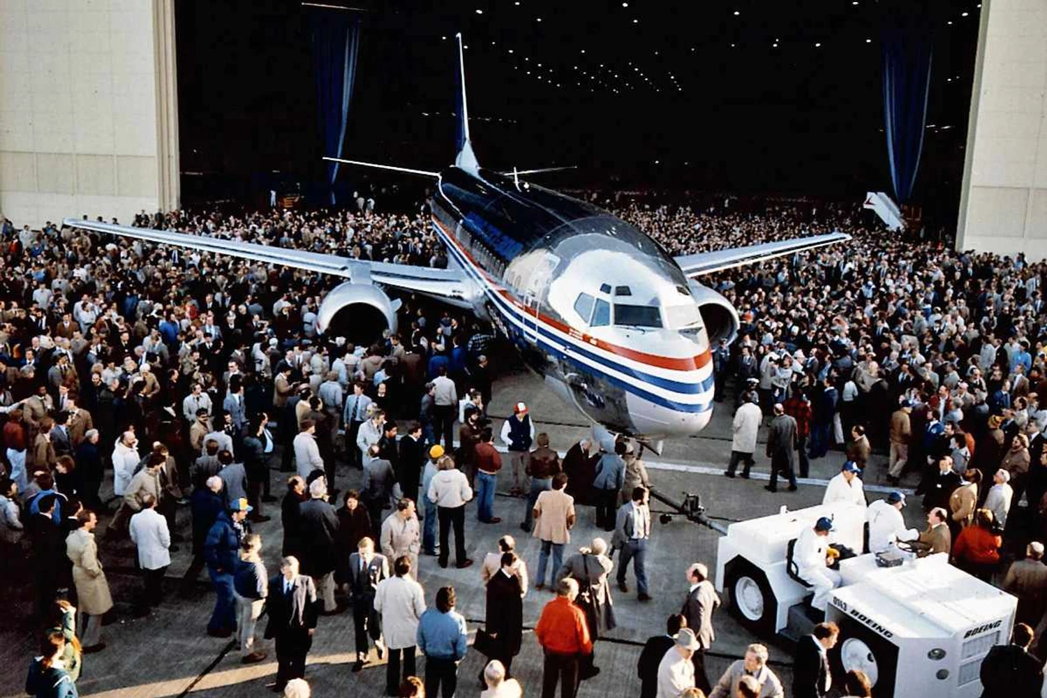 O 737-300 é revelado em 1984: versão popularizou jato no mundo (Boeing)