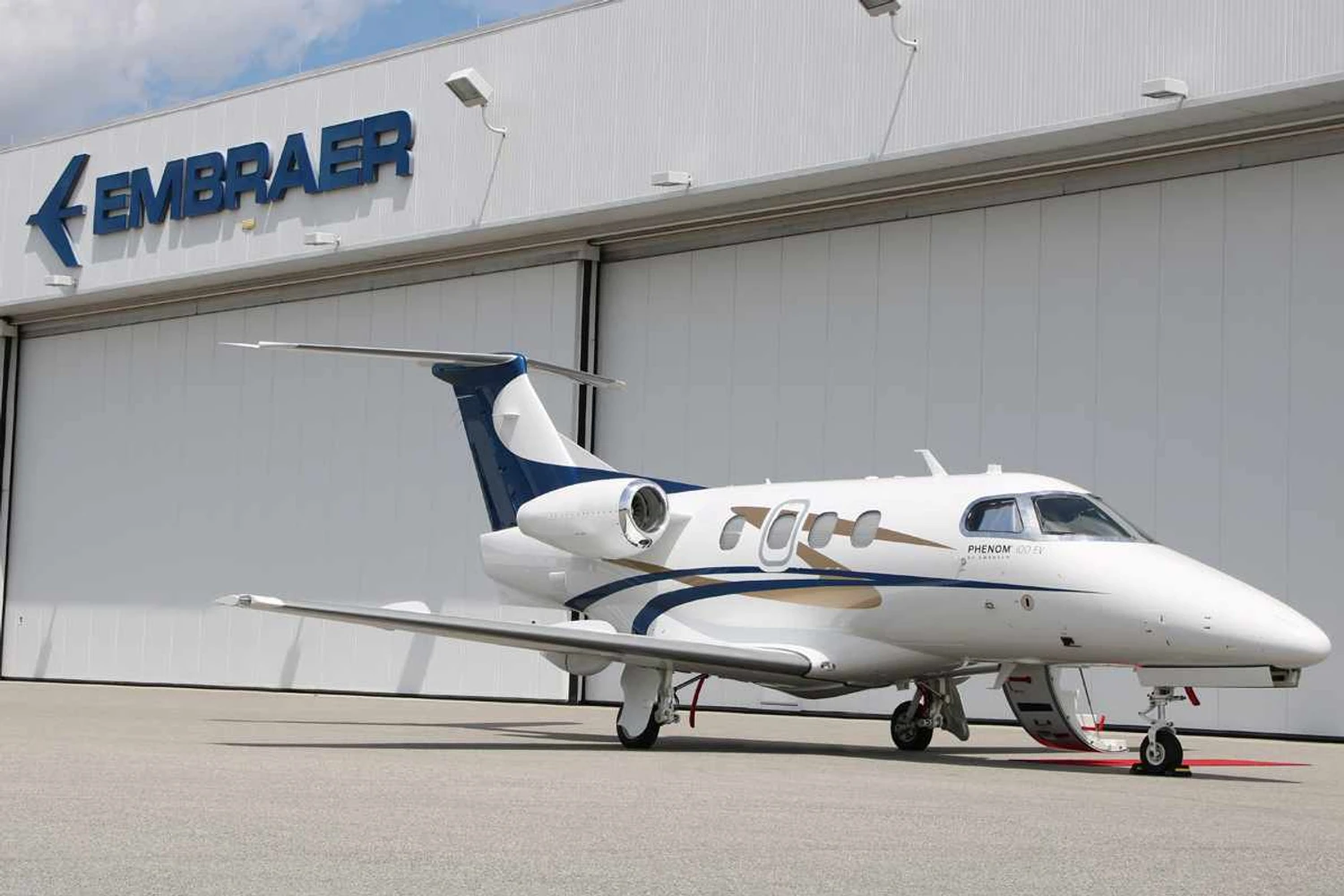 Embraer entrega o primeiro Phenom 100EV