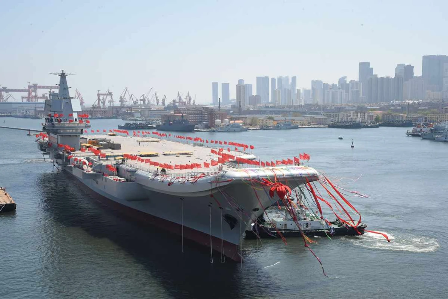 Primeiro porta-aviões construído na China vai ao mar