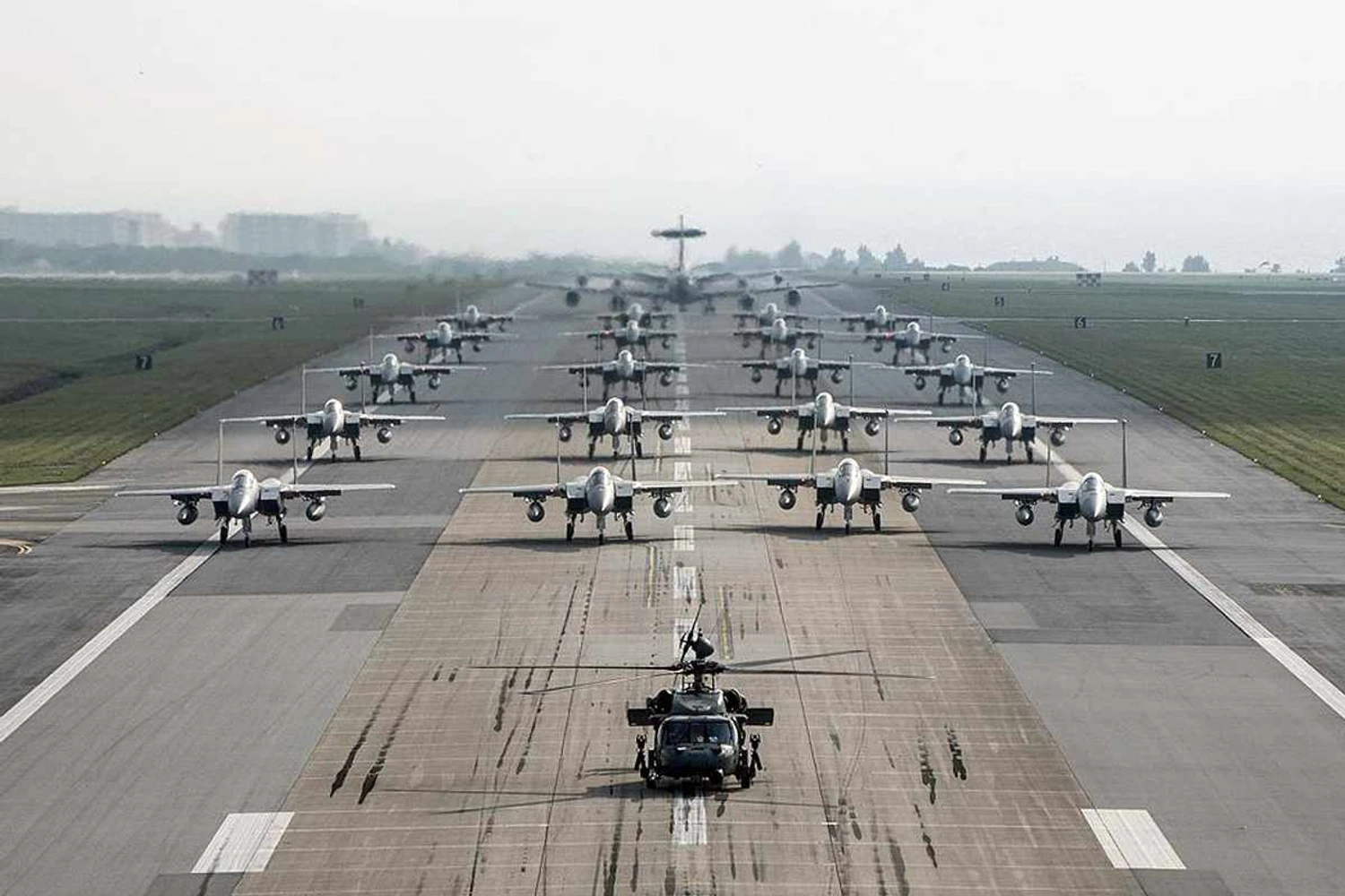 Força Aérea dos EUA realiza “marcha do elefante” no Japão