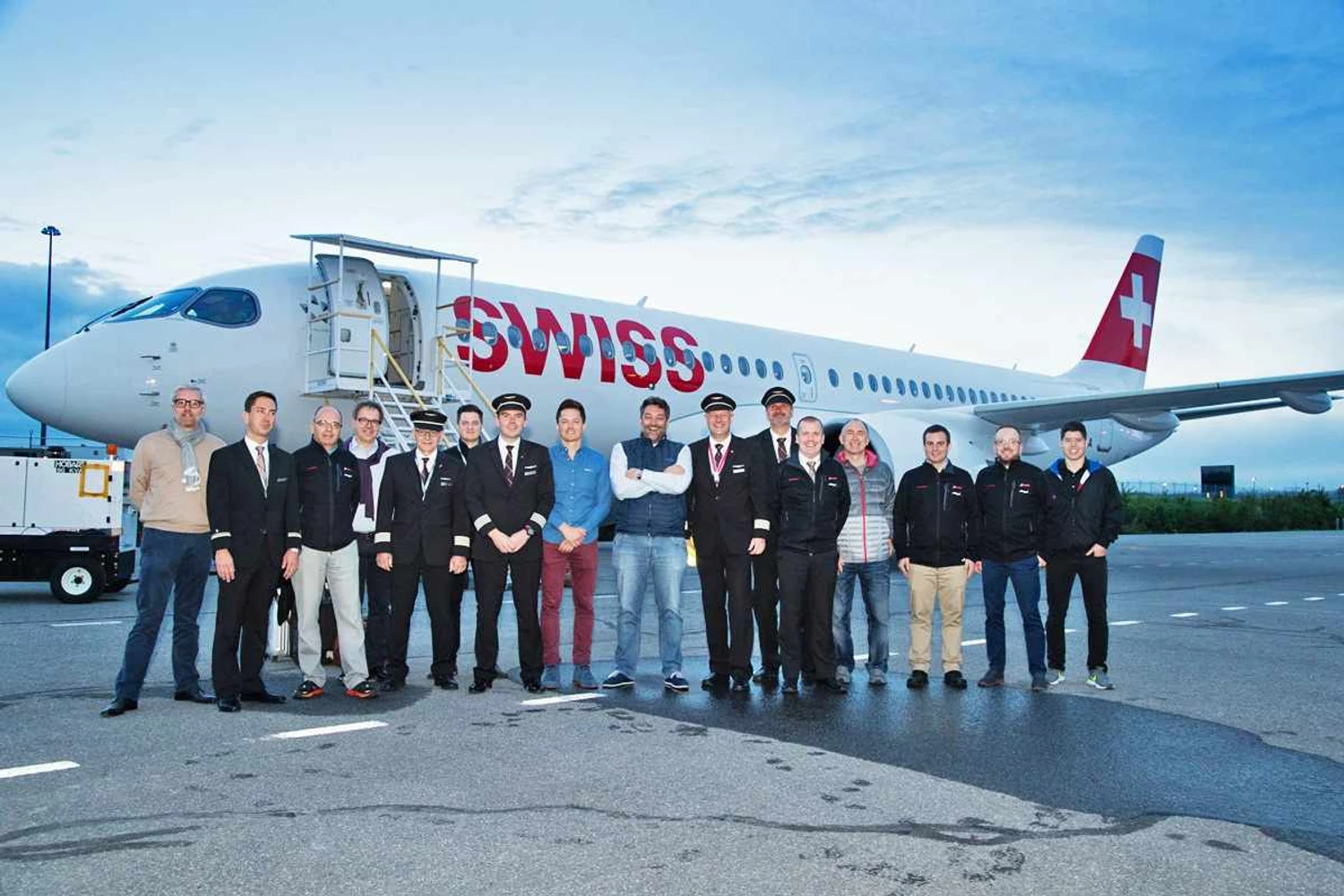 Equipe da Swiss que recebeu o primeiro Bombardier CS300 (Divulgação)
