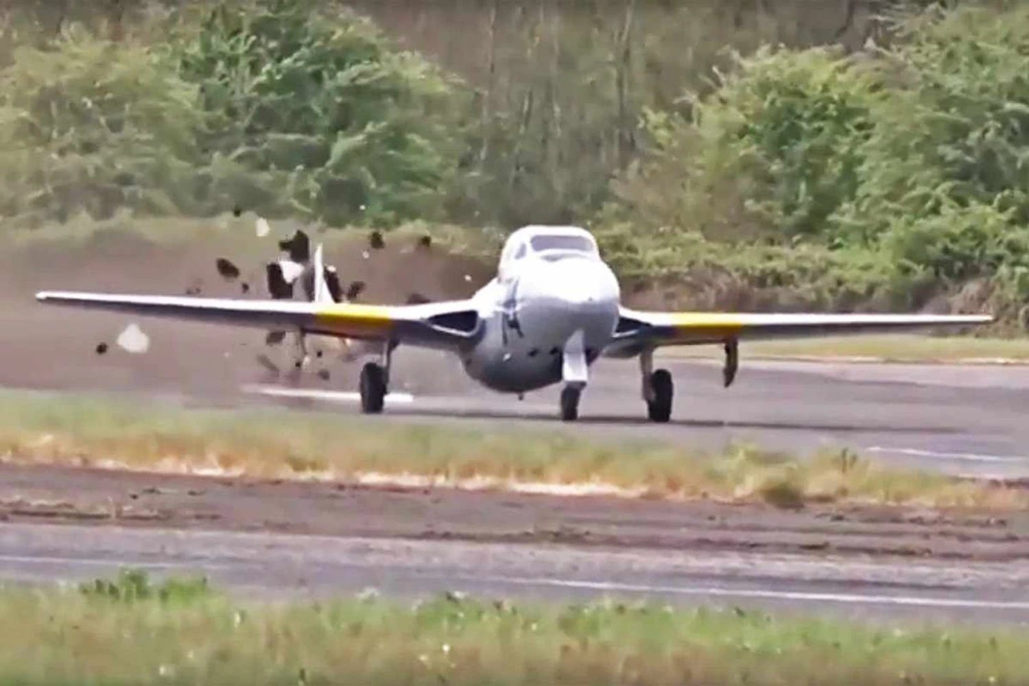 Vídeo: antigo caça britânico destrói a pista ao decolar