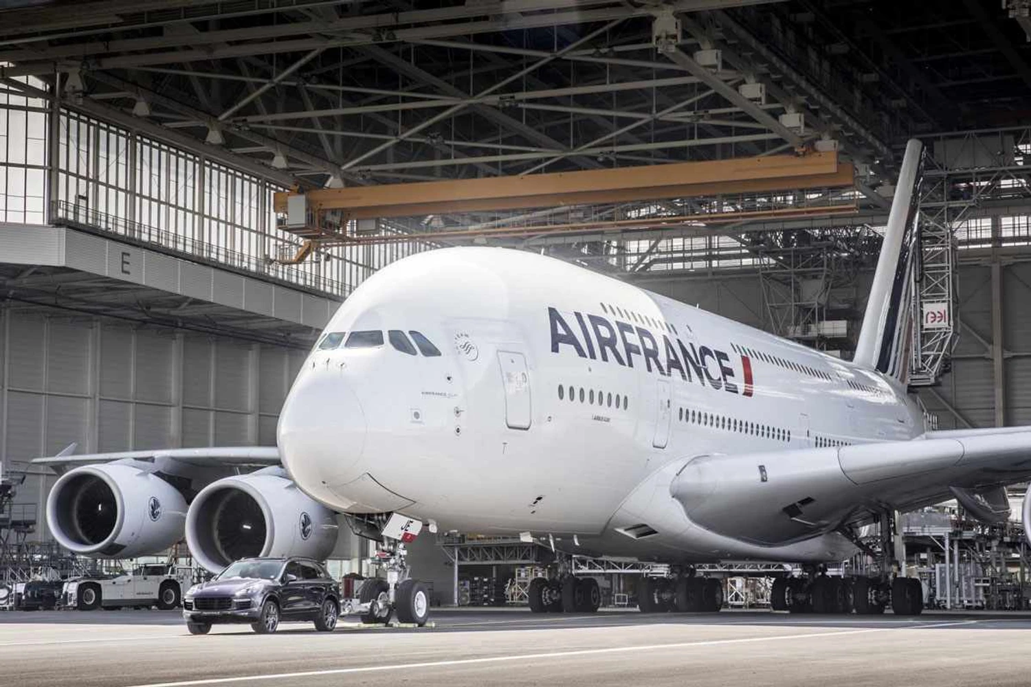Carro da Porsche reboca Airbus A380 e entra para o livro dos recordes