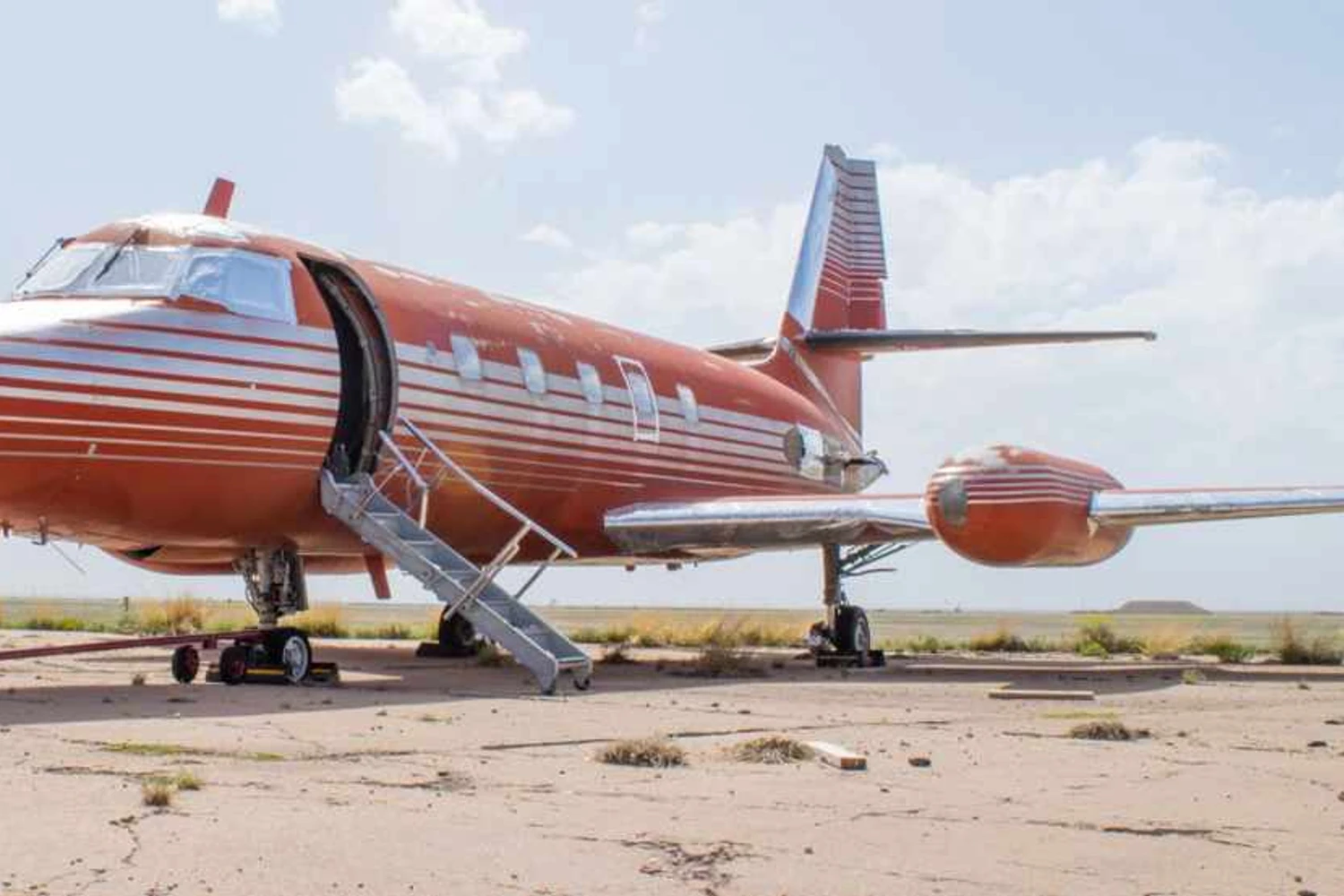 Antigo avião de Elvis Presley é leiloado por R$ 1,4 milhão