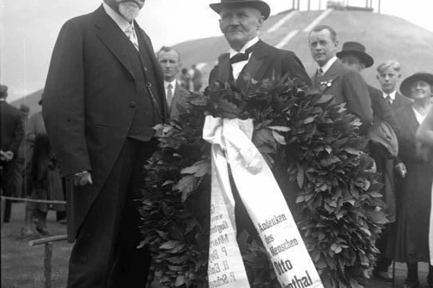 Gustav Lilienthal e Paul Beylich, na inauguração do monumento em homenagem a Otto, em Berlim, em 1932 (Domínio Público)