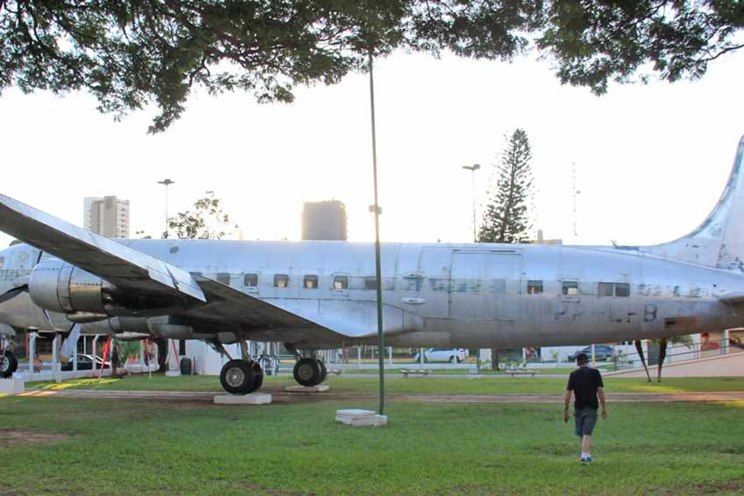 Maior avião do museu: o antigo DC-6 da VASP é o último que restou no Brasil (Thiago Vinholes)