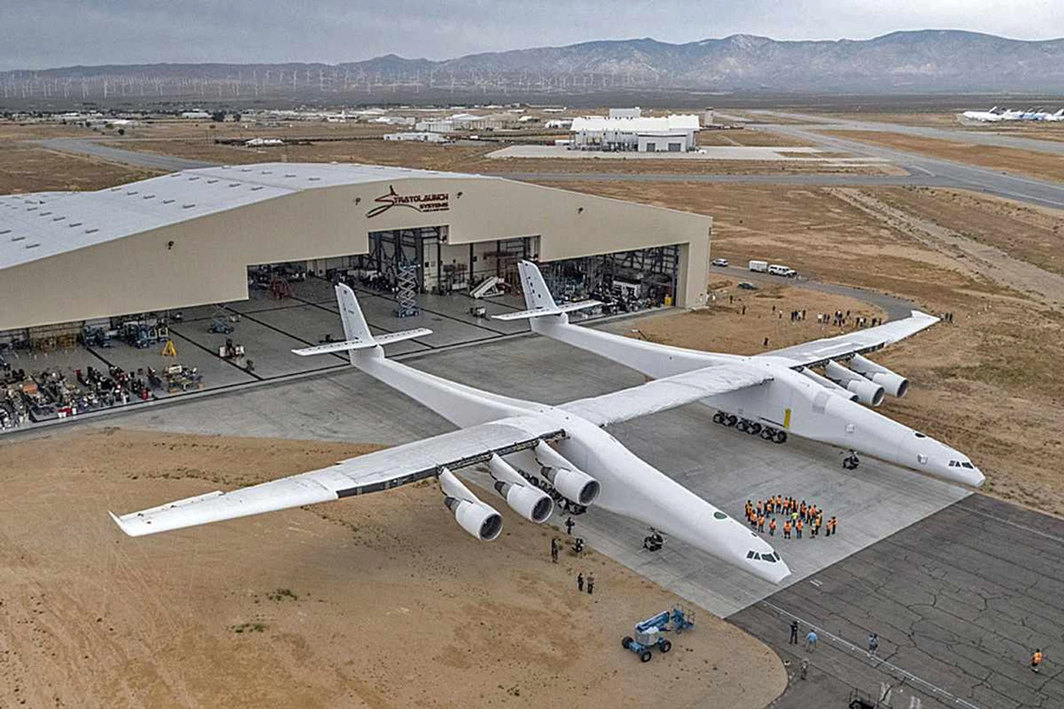 Super-avião de lançamento de foguetes é apresentado nos EUA