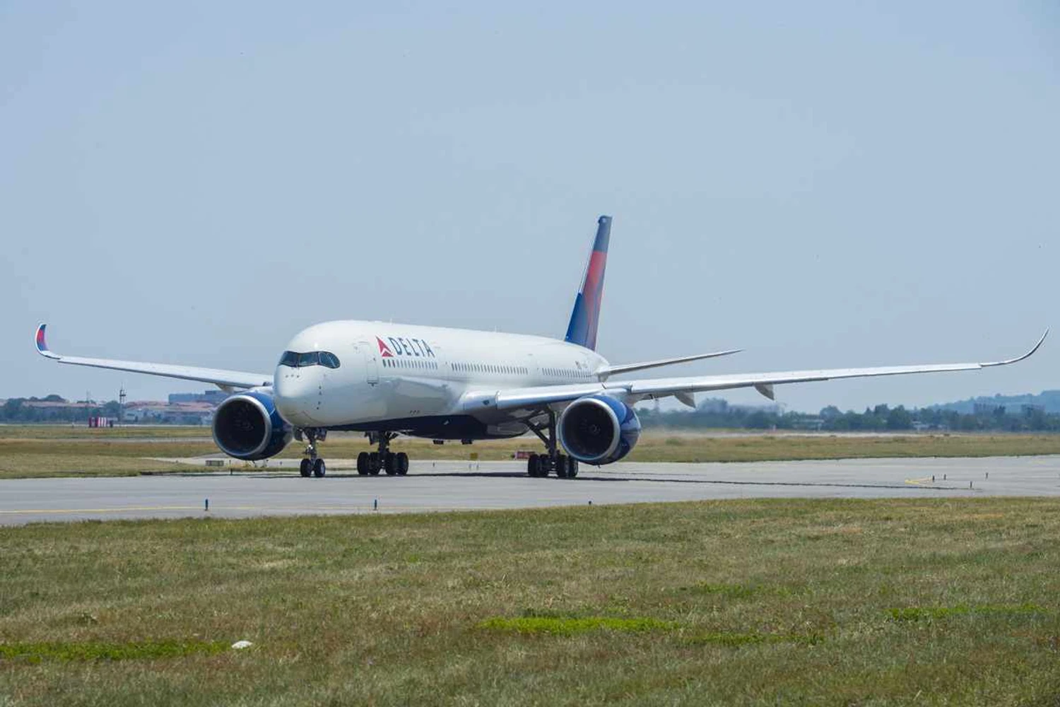 Quatro tripulantes ficam feridos após turbulência com A350 da Delta