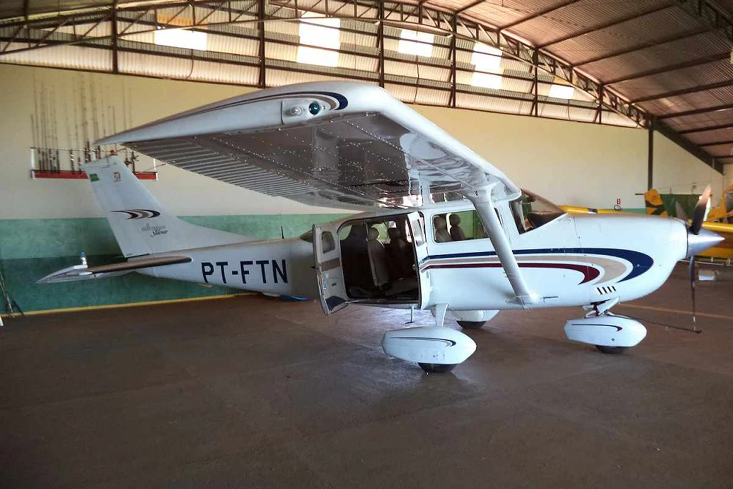 Leilão no Aeroporto de Viracopos oferece avião e até armadura