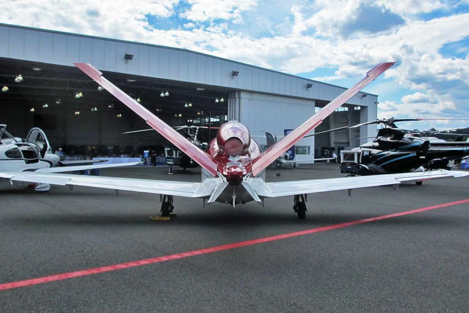 A cauda em "V" e o motor na parte superior da fuselagem: diferenciais do projeto (Jet Request)