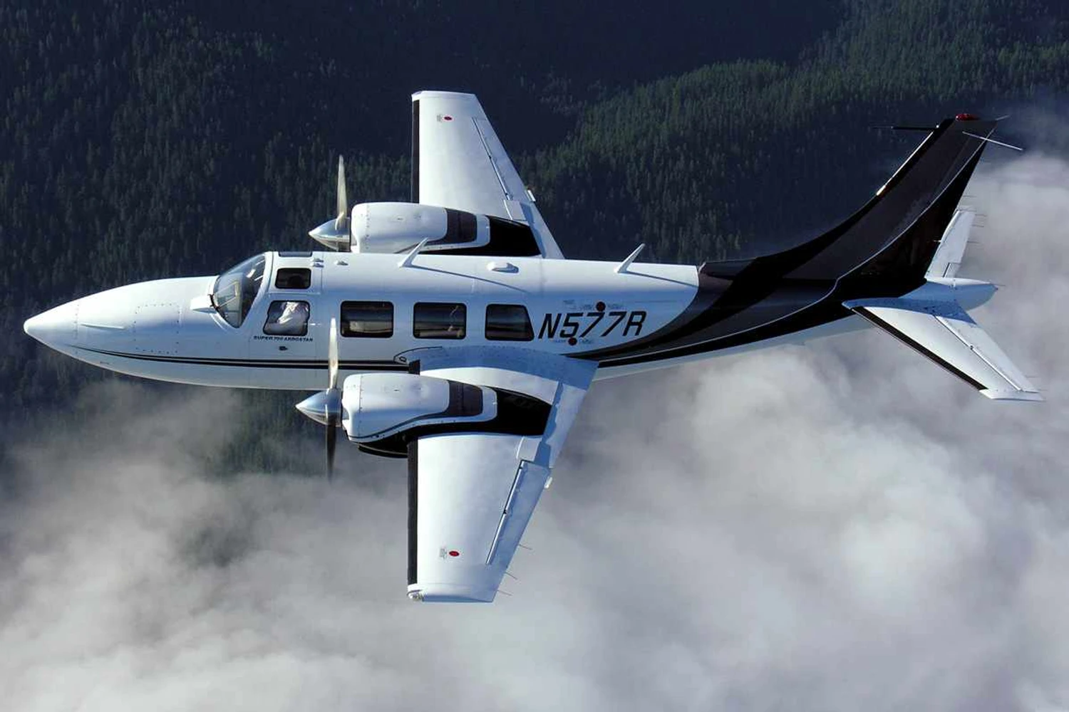 Conheça o Aerostar, avião de Tom Cruise no filme "Feito na América"