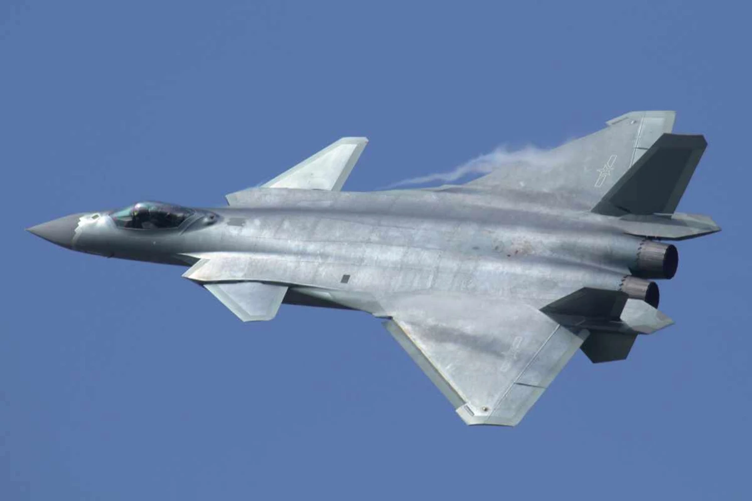 Avião “invisível” chinês, J-20 entra em operação