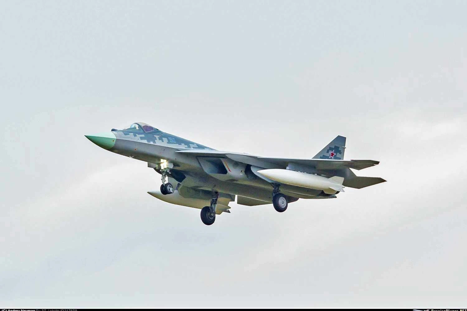 Novo protótipo do caça Sukhoi Su-57 aparece pela primeira vez