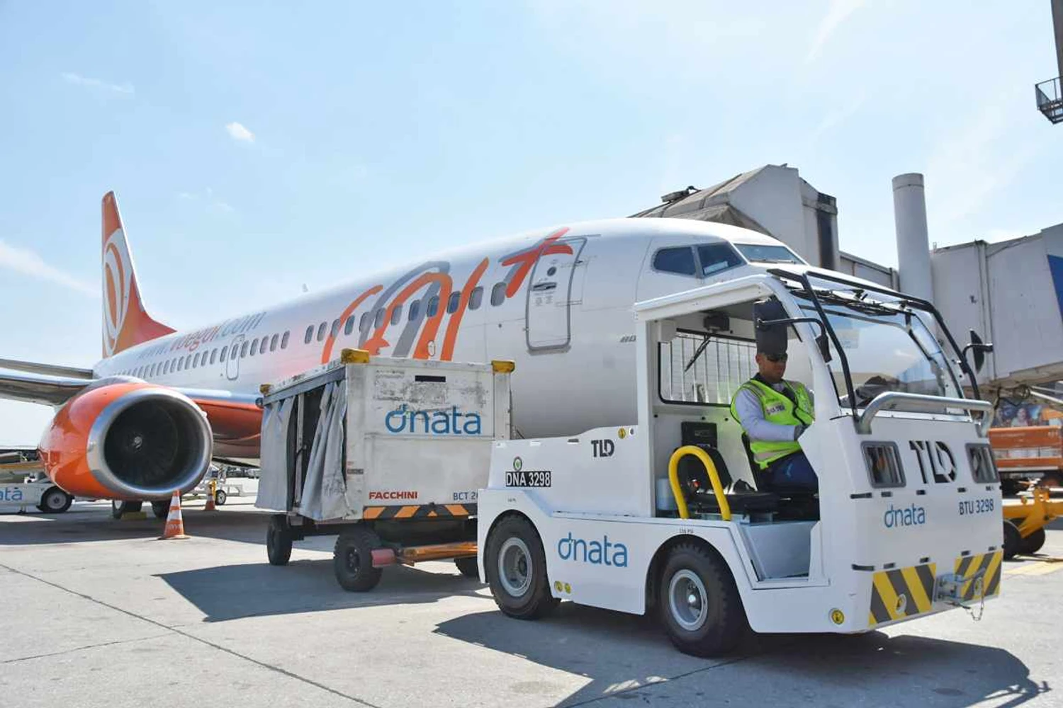 Aeroporto de Guarulhos adota tratores elétricos