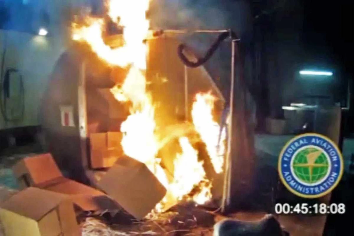 O teste da FAA revelou que bastam apenas 40 segundos para aerossol explodir em contato com um laptop (FAA)
