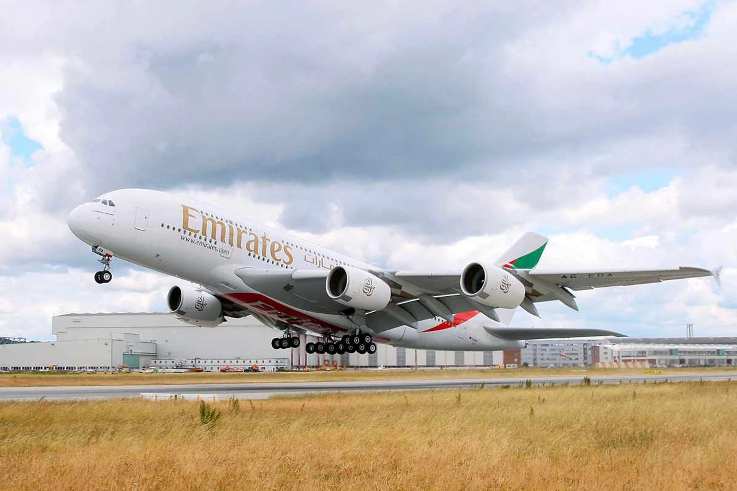 Emirates faz teste rápido de Covid-19 em passageiros antes do embarque em Dubai