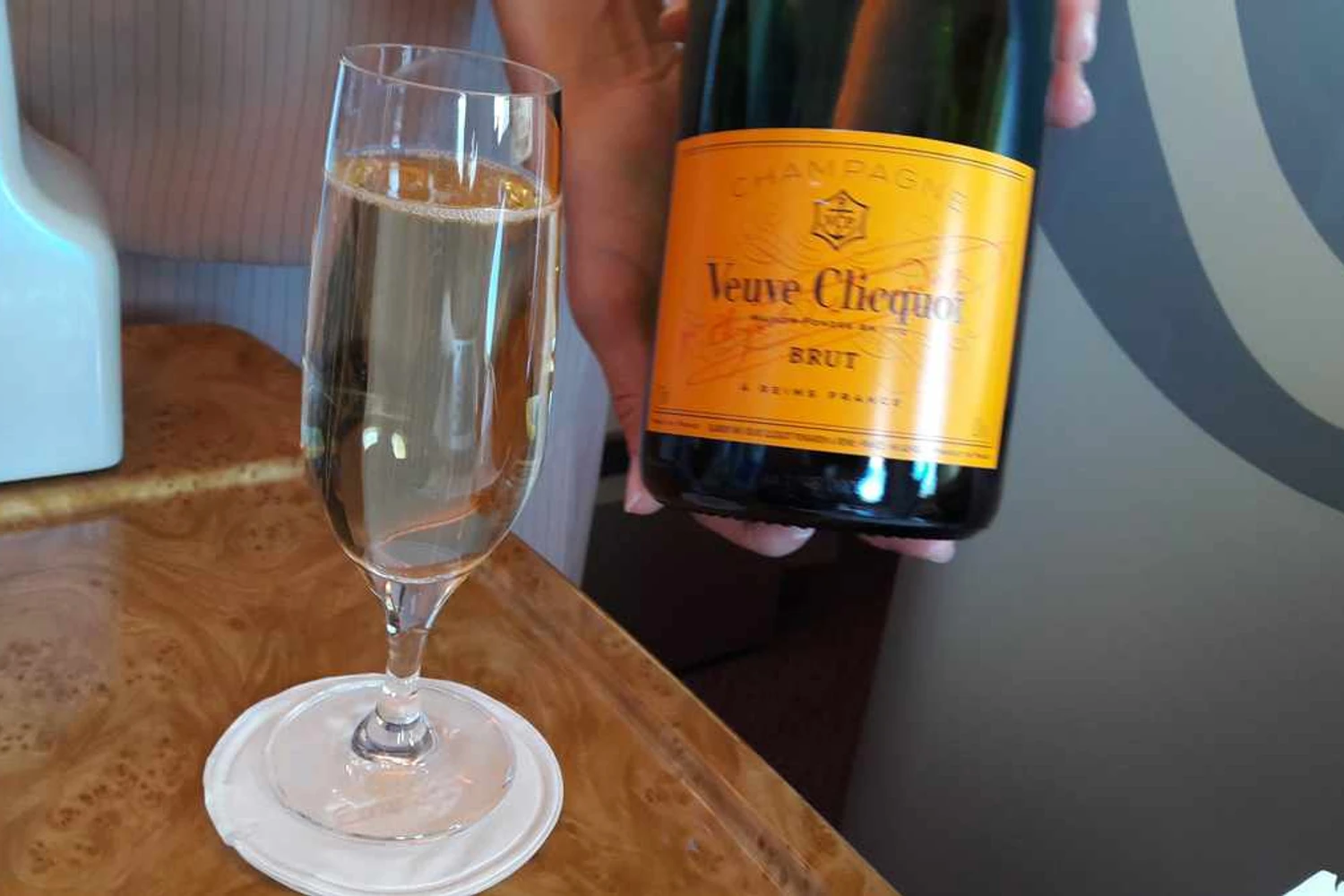 A Emirates serve champagne Veuve Clicquot - a vontade - na classe executiva do A380 (Sergio Quintanilha)