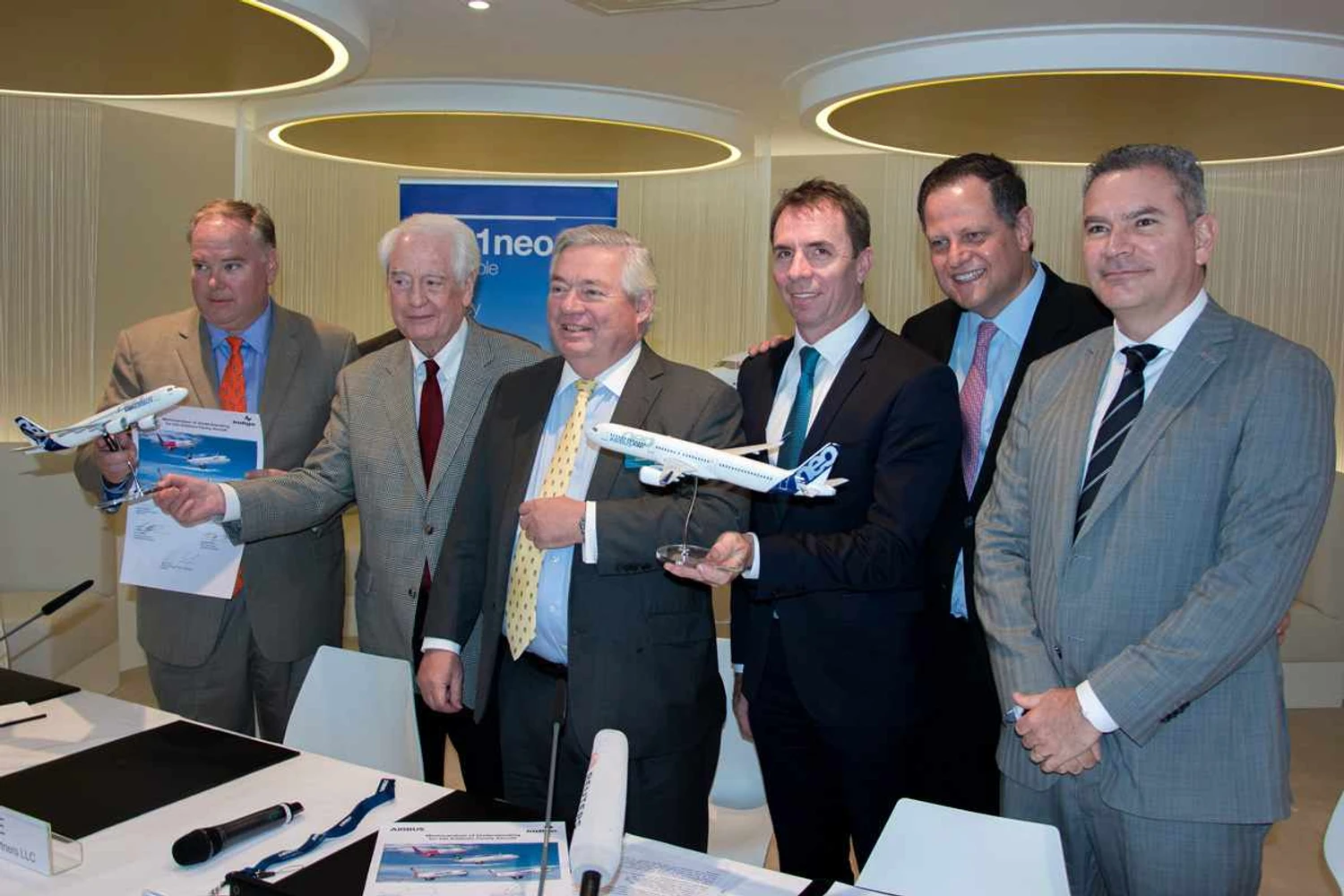 Executivos da Indigo Partners assinam memorando de compra de 430 Airbus (Divulgação)