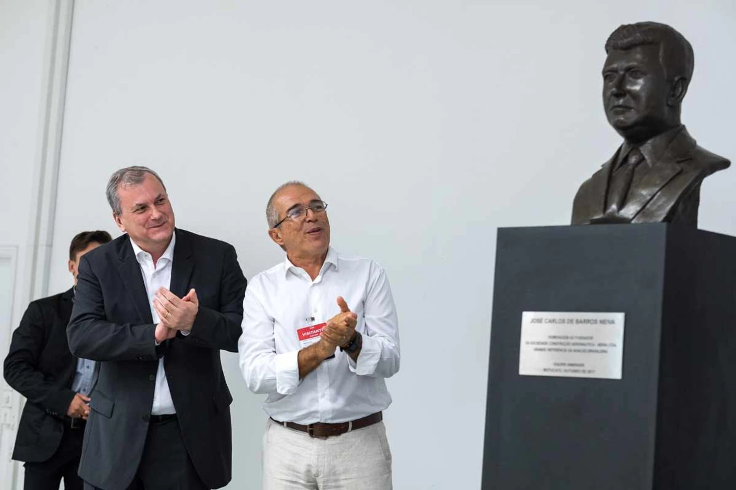 Embraer homenageia José Carlos Neiva com busto em Botucatu